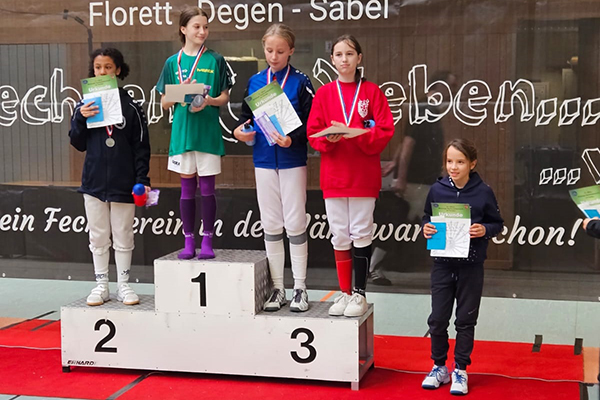 Siegerehrung U13 mit Lina Hülse auf dem 3. Podestplatz rechts.